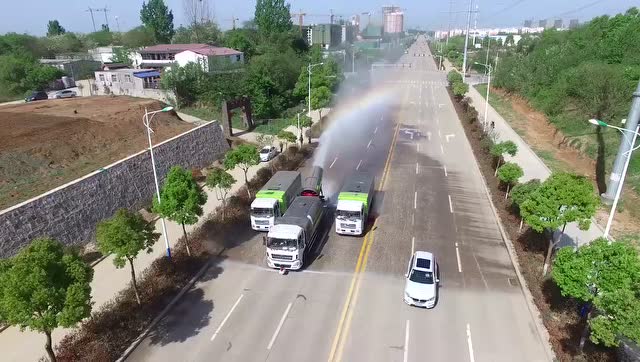 信陽(yáng)雄獅重工抑塵車、清掃車后美麗彩虹